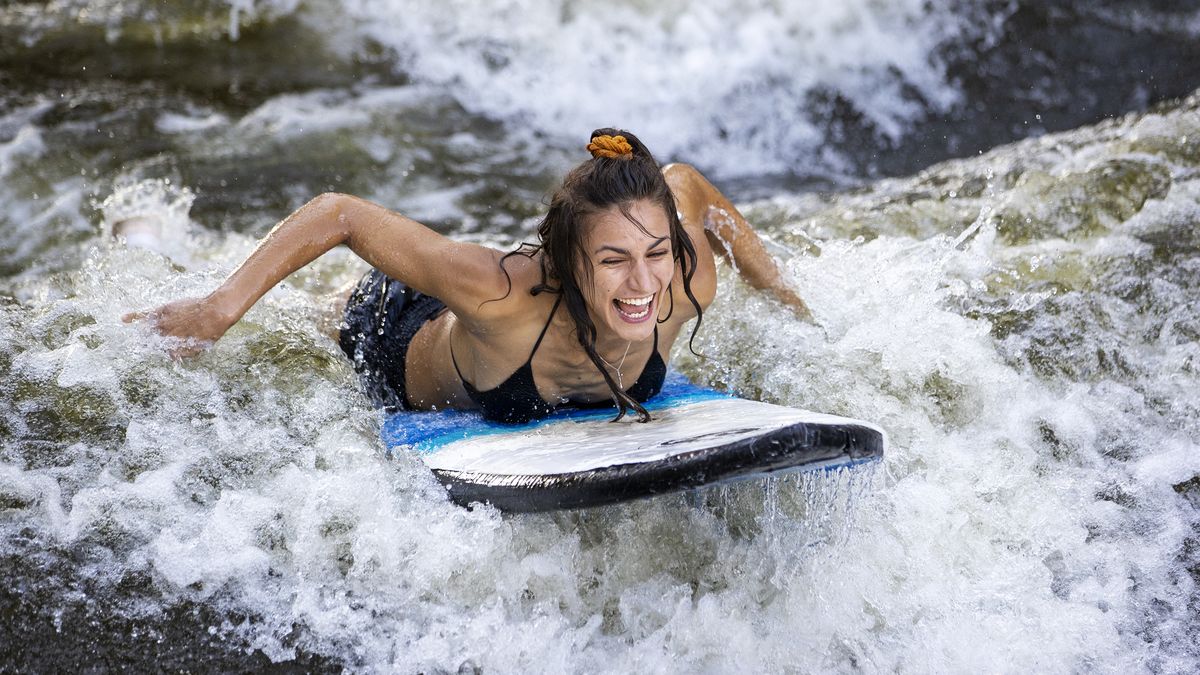 Obrazem: Horké dny ženou lidi k vodě, na Labi v Brandýse se surfuje